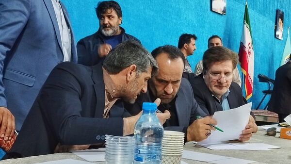 برپایی میز خدمت نماینده مردم اشتهارد در مصلی شهرستان اشتهارد