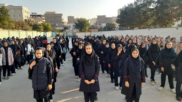 مراسم صبحگاهی در دبیرستان دخترانه عصمت اسلامشهر