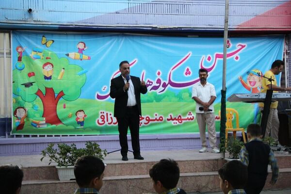 جشن شکوفه‌ها در دبستان منوچهر رزاقی ناحیه۳ مشهد