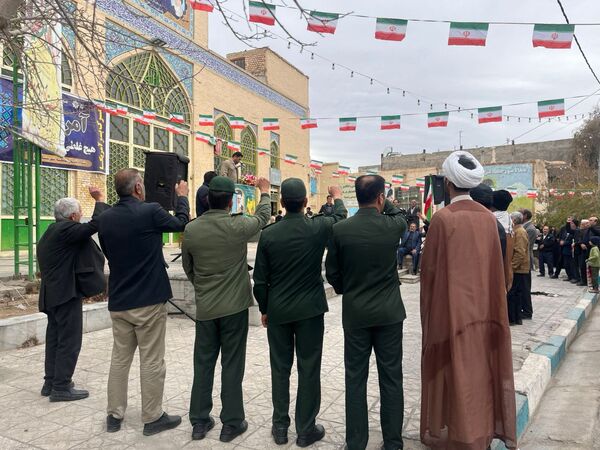 حضور پرشور فرهنگیان، دانش‌آموزان و اقشار مختلف مردم در راهپیمایی ۲۲بهمن