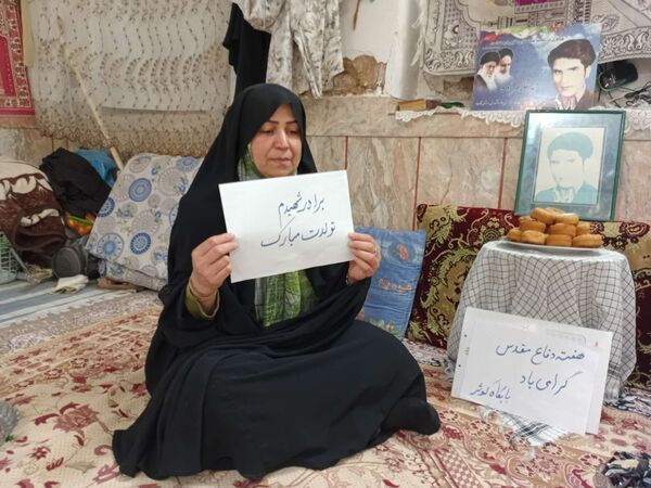 دیدار مسئولین پایگاه کوثر روستای نقاب با مادر شهید غلام زاده