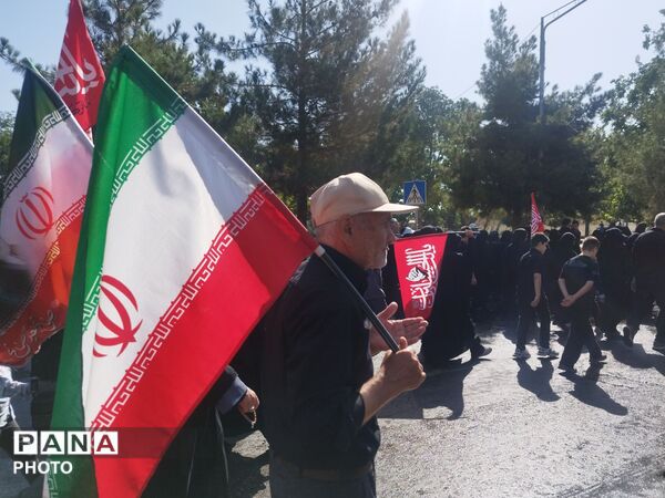 زائرانِ نرسیده به حریم؛ خروشِ اربعینی‌ها در قلبِ نیشابور