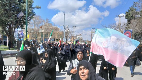 طنین گرامیداشت اربعین رهبری در میدان امام خامنه‌ای (ره) تویسرکان