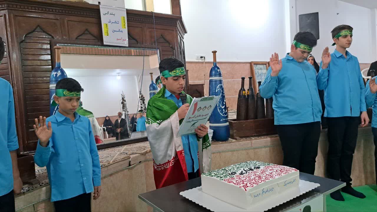 جشنِ تکلیفِ «به وقتِ میهن خدایی» دانش آموزان اشکذری همراه دستبوسی مادر