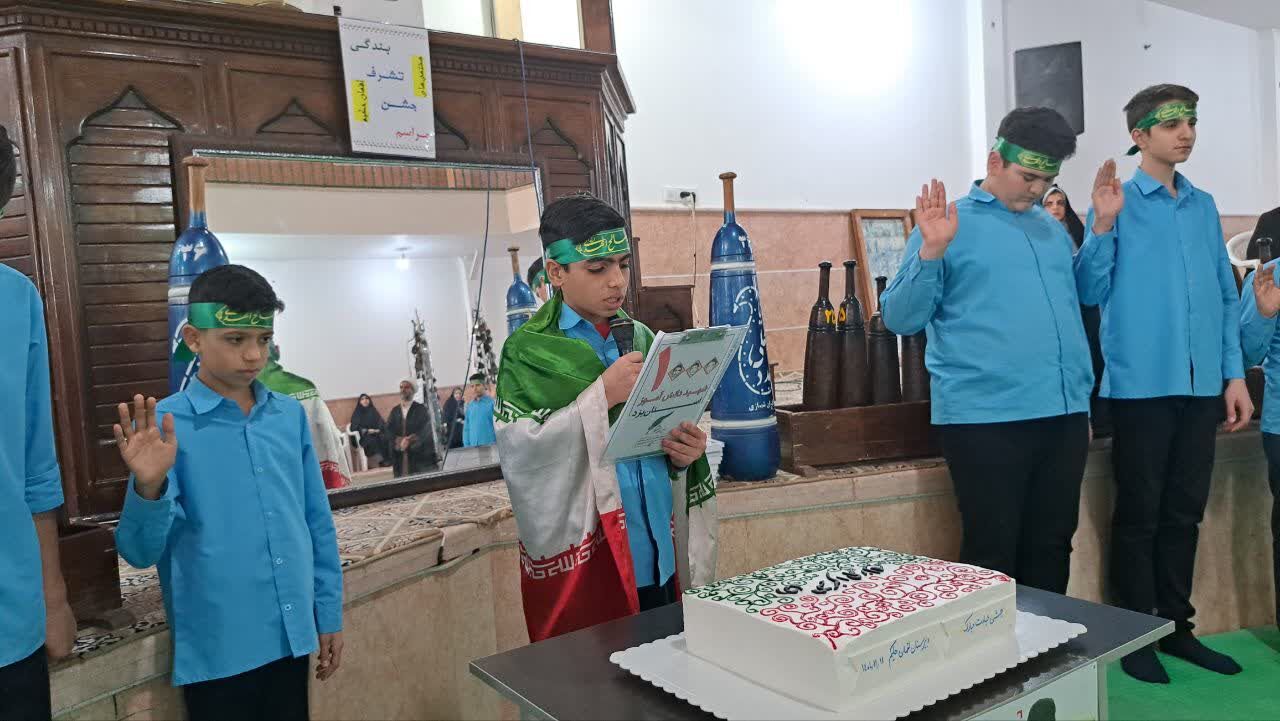 جشنِ تکلیفِ «به وقتِ میهن خدایی» دانش آموزان اشکذری همراه دستبوسی مادر
