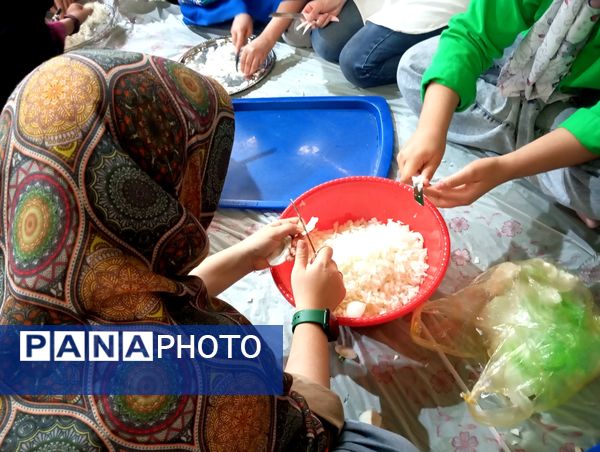 مراسم پخت نذری توسط دانش‌آموزان شیرازی به همت مجموعه تربیت علوی خواهران