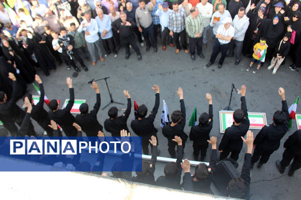 جلوه‌های حماسی از حضور نوجوانان قمی در مراسم تشییع شهدا 