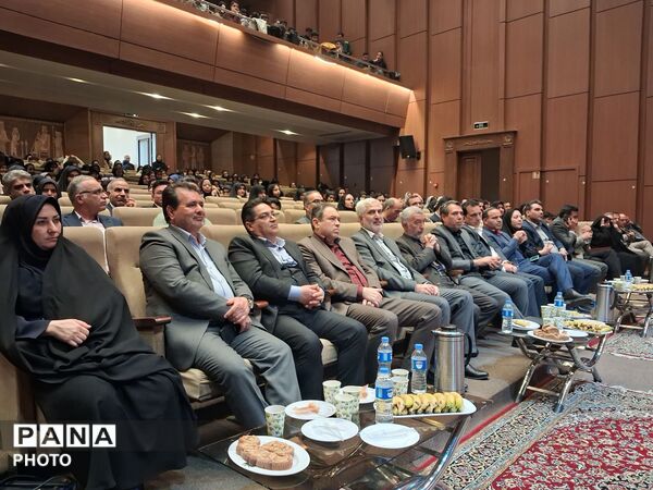تجلیل از برگزیدگان استانی پژوهش سراها