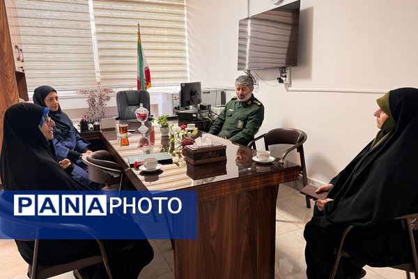 تقدیر از خانواده شهید خلبان علی بلورخانی در دبیرستان استعدادهای درخشان فرزانگان شهریار 