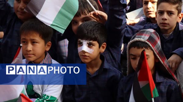  ادای احترام دانش‌آموزان و فرهنگیان شهرستان پاکدشت به مقام شامخ شهیدان مقاومت و شهید سید حسن نصرالله 