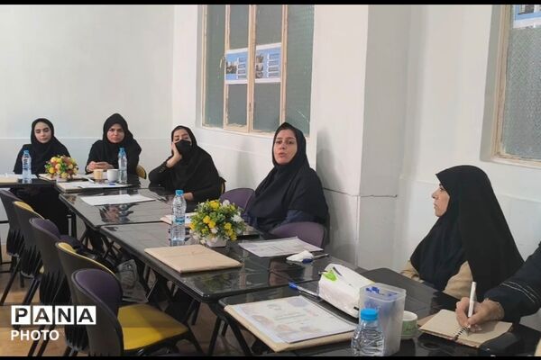 قاب‌های شهدای میناب بر درِ کلاس‌ها؛ عهد معلمان مدرسه باغچه‌بان در آغاز سال تحصیلی