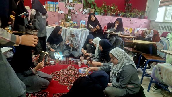 عطر مطالعه در کافه کتاب کلاس پنجم دبستان شاهد بنت‌الحسین تبریز