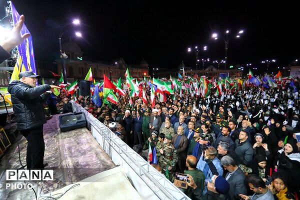مسئولان در میدان عمل همواره در کنار مردم هستند