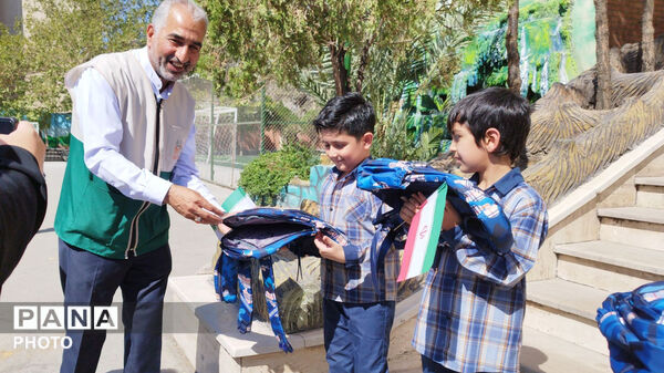 پرچم رضوی مهمان مدرسه شهیده سمیرا اسدزاده