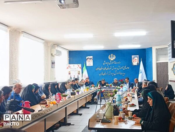 تجلیل از معلمان نمونه شهرستان قدس با حضور فرماندار و خانواده معظم شهدا