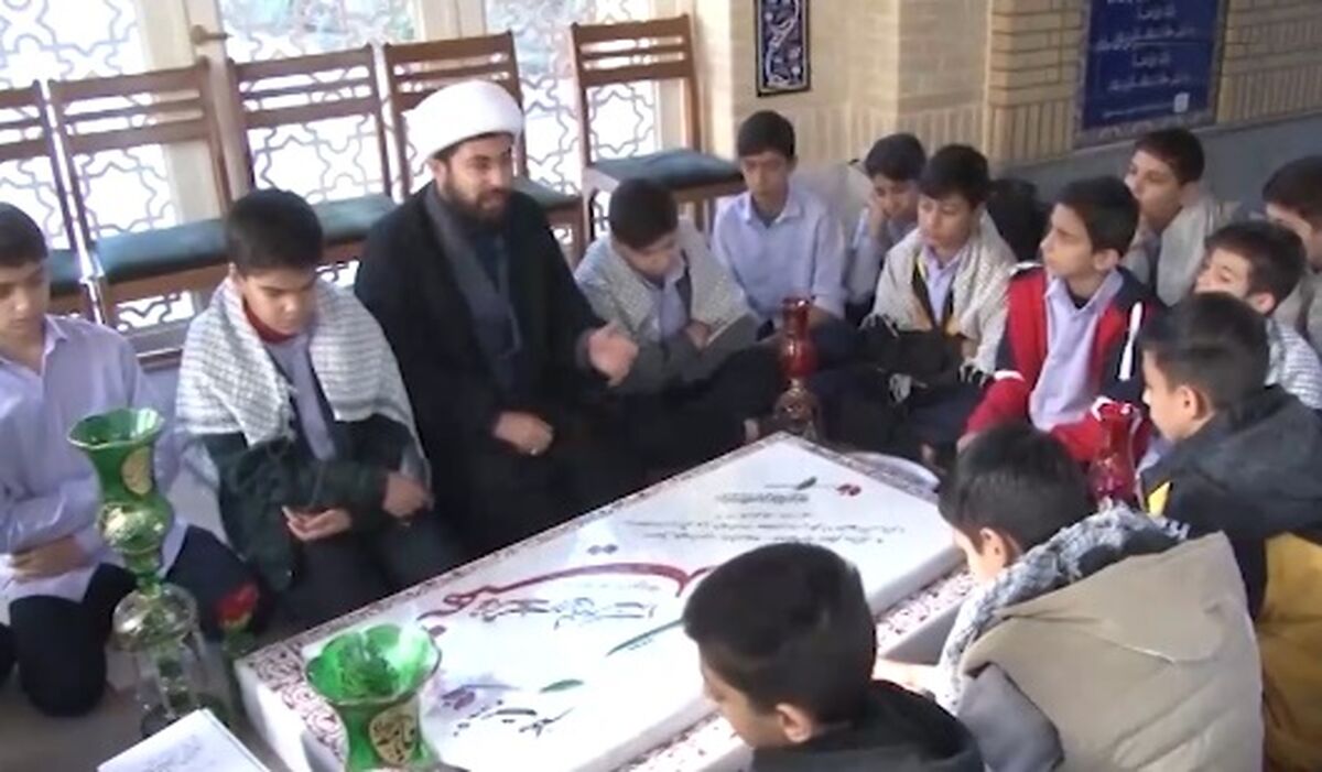 تجدید میثاق دانش‌آموزان مدرسه شاهد معرفت قم با شهید گمنام دفاع مقدس