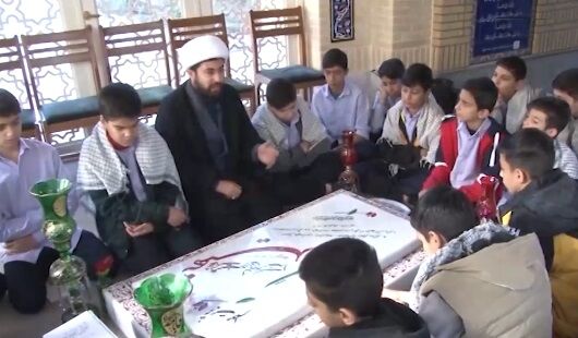 تجدید میثاق دانش‌آموزان مدرسه شاهد معرفت قم با شهید گمنام دفاع مقدس