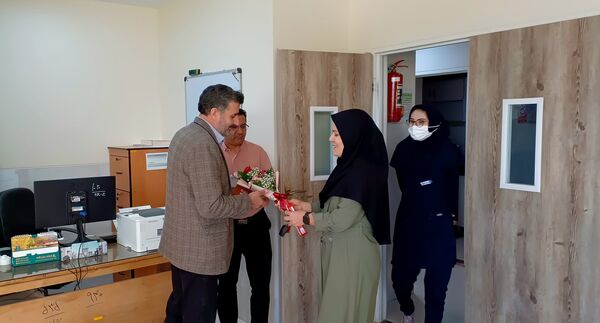 قدردانی دانش‌آموزان از پرستاران در روز پرستار