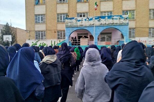 تجلیل از دانش آموزان ممتاز دبیرستان عطیه 