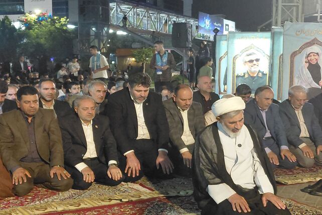 وزیر آموزش و پرورش در جمع دانش آموزان مشهدی ؛ از اقامه نماز تا بازدید از غرفه های دانش آموزی
