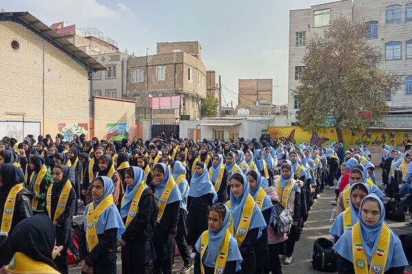برگزاری همایش وطن‌یار در توحید یک؛ ادای احترام دانش‌آموزان به شهدای جنگ ۱۲روزه با حضور مادر «پسر آسمانی» عرشیان افشارمند در شهرستان قدس