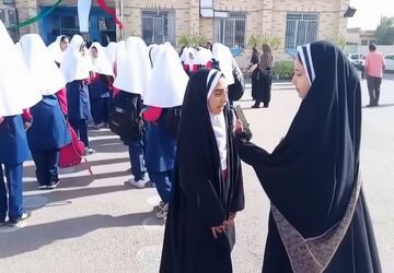 برگزاری جشن عاطفه‌ها در دبستان دخترانه سید کاظم حسینی یزد