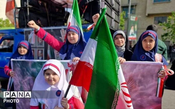 قدم‌های استوار دختران تهران؛ روایتی از شور، همدلی و امید