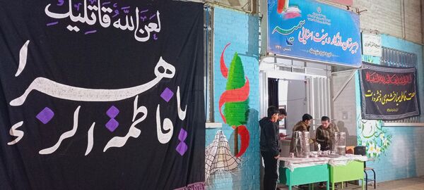 میزبانی دبیرستان سمیه از مردم به‌مناسبت ایام فاطمیه