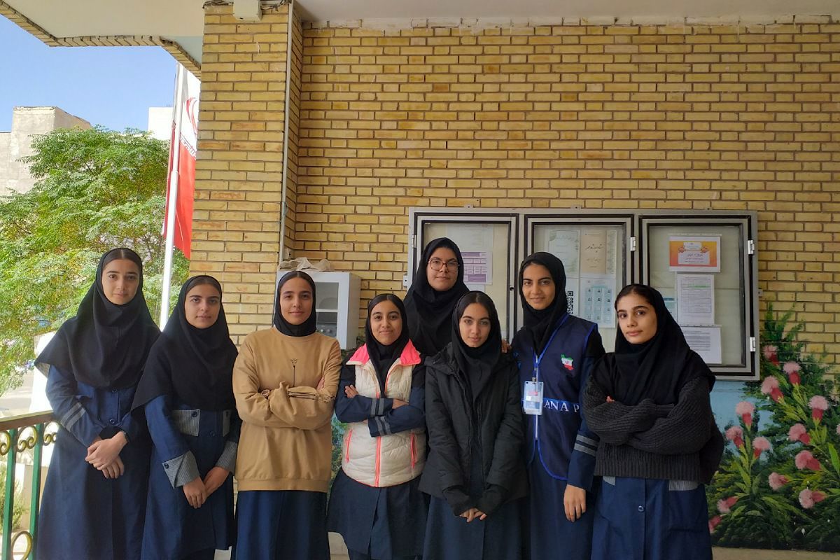 عکس یادگاری کلاس ۱۱/۲ تجربی دبیرستان شهید همت شهرستان ملارد