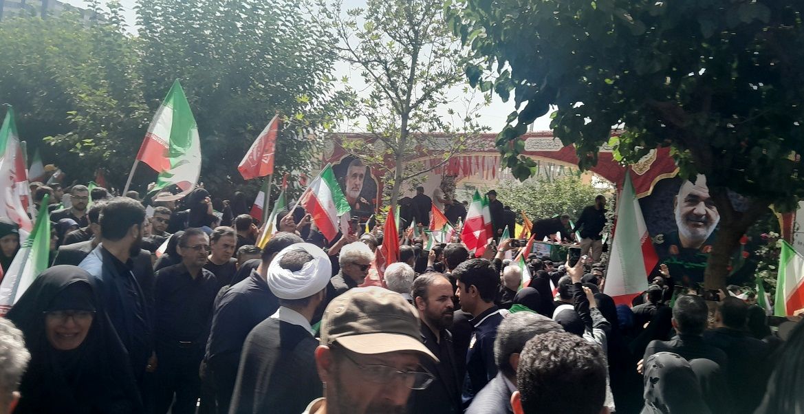 تشییع پیکرهای مطهر فرماندهان بر دستان مردم قدرشناس 