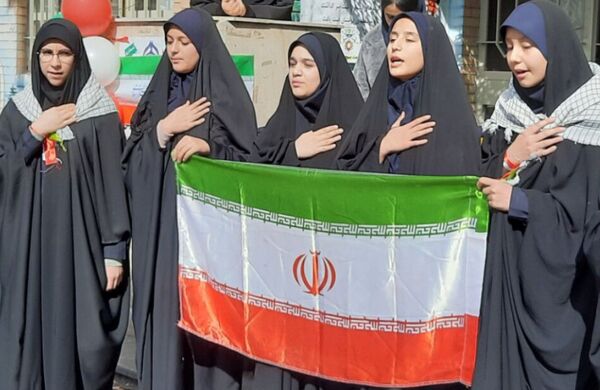 شور و نشاط دانش‌آموزان مدارس منطقه پردیس در جشن‌های دهه فجر انقلاب اسلامی 