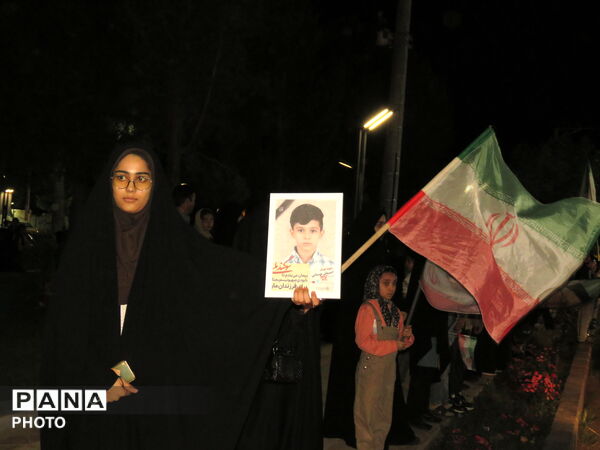 رژه دختران جان فدا همزمان با سراسر کشور در شهرستان خلیل آباد 