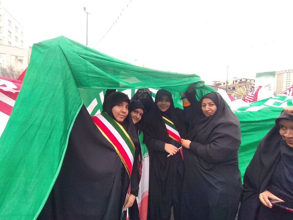 حضور دانش‌آموزان مدرسه شاهد ارض اقدس ناحیه ۳ در راهپیمایی ۲۲ بهمن
