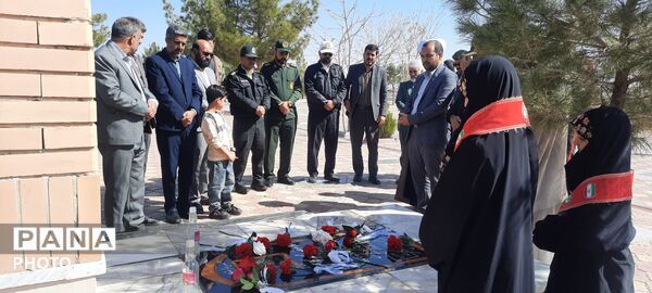 غبارروبی و عطرافشانی مزار شهدای شهر باخرز