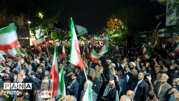  مردم در خیابان‌ها با پرچم ایران، با آرمان‌های انقلاب تجدید پیمان کردند