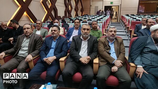  آیین اهدای 7 هزار و 225 بسته لوازم التحریر به یاد شهدای دانش آموز میناب در قم