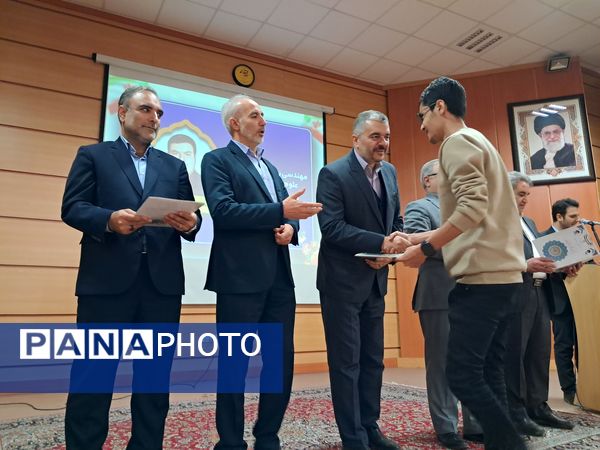آیین تجلیل از رتبه‌برترهای کنکور ۱۴۰۳ اداره آموزش و پرورش ناحیه یک زنجان