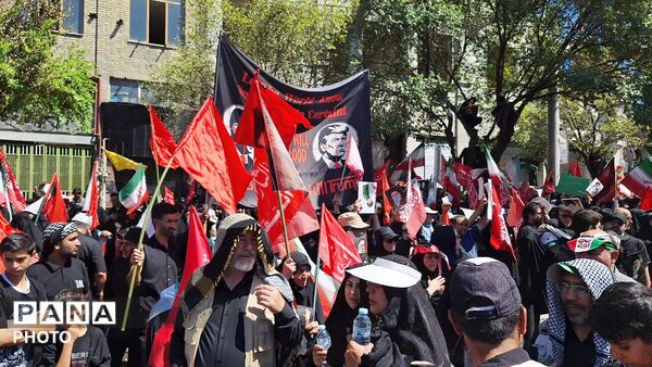 مشهد، در آغوشِ حرم، با رهبر شهید وداع کرد