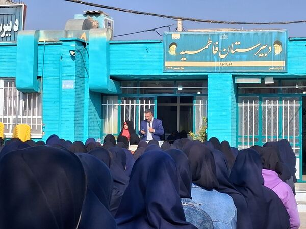 آموزش انواع دست ها و گره های پیشتازان در دبیرستان دخترانه فاطمیه