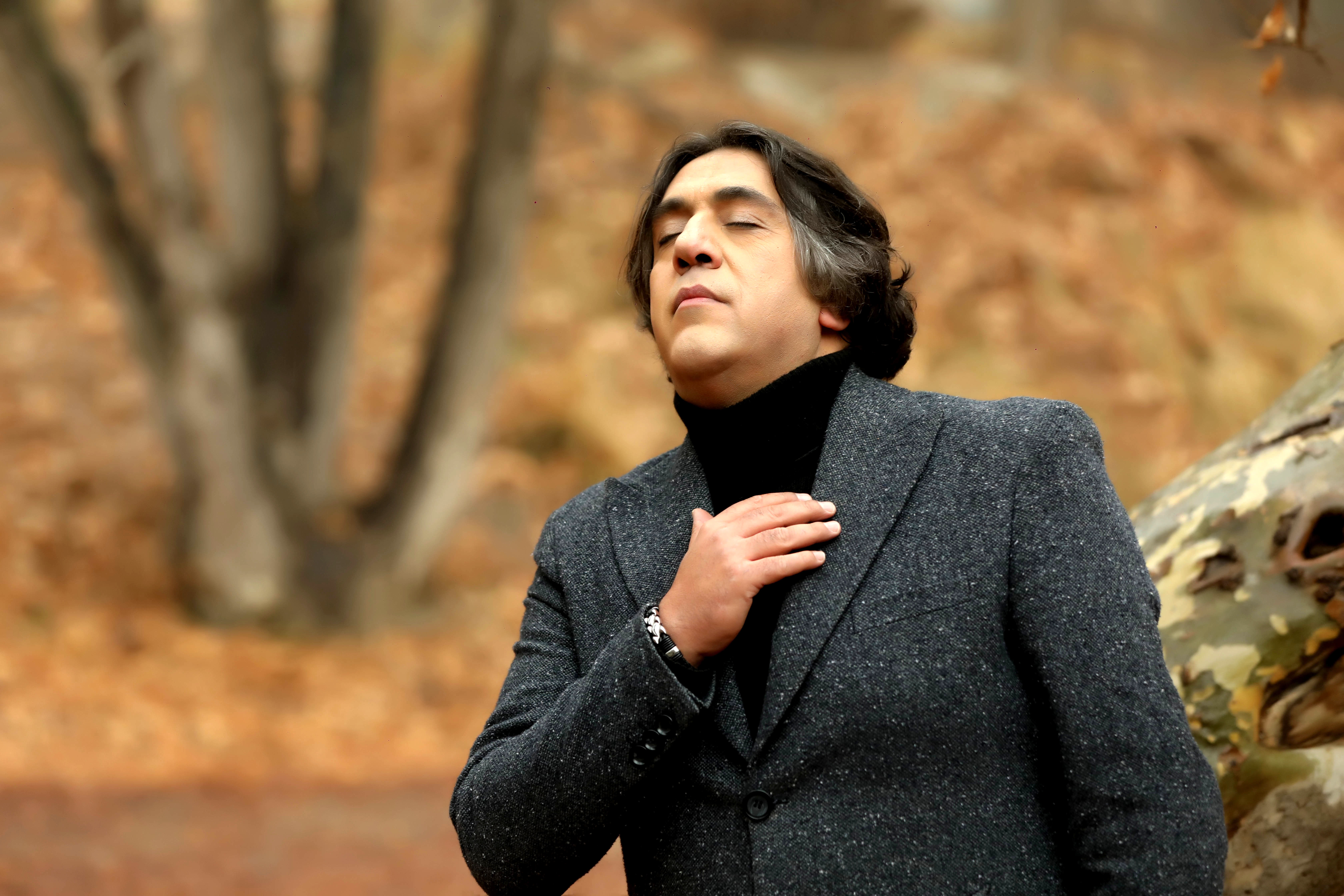 بازگشت «مانی رهنما» با تریو شعر و آواز و ترانه 