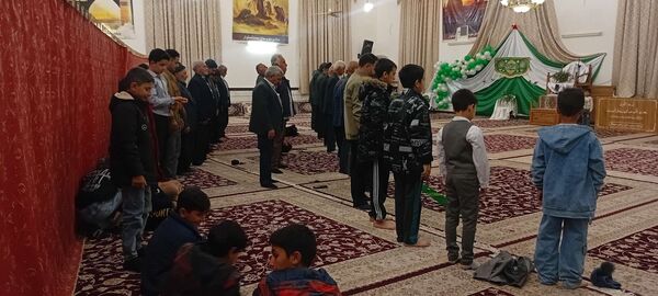 نماز جماعت در شب میلاد حضرت زهرا س در خلیل آباد