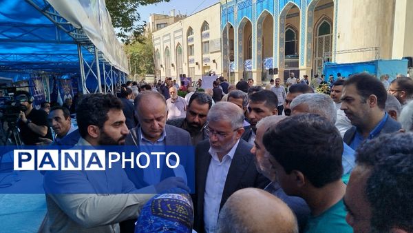  برگزاری میزخدمت درمصلی کرج به‌مناسبت هفته دولت