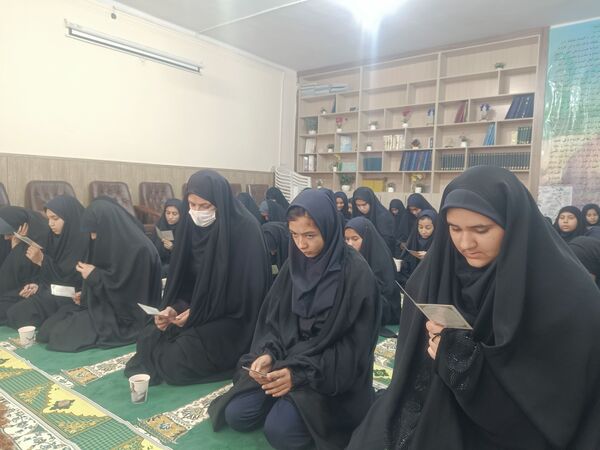 مراسم بزرگداشت شهید سیدحسن نصرالله و سردار شهید نیل فروشان در دبیرستان دخترانه امام حسین(ع) مشهد