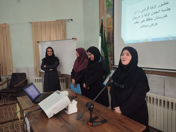 جلسه انجمن و اولیا در هنرستان کاردانش حافظ 