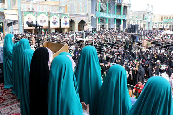 حضور پرشور نوجوانان قمی در آیین استقبال از رئیس جمهوری 