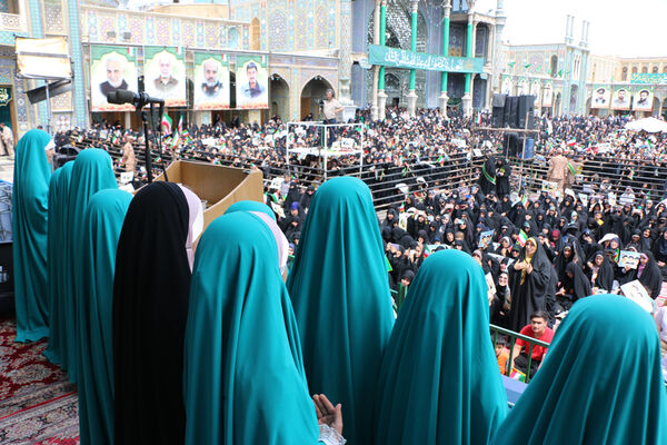 حضور پرشور نوجوانان قمی در آیین استقبال از رئیس جمهوری 