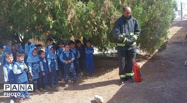 آموزش ایمنی و آشنایی با قهرمانان آتش‌نشانی در کودکستان پیام آفتاب