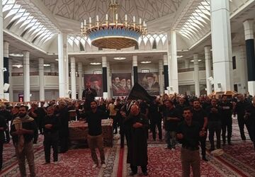 آیین لاله‌گردانی شام غریبان در حرم شاهچراغ(ع)