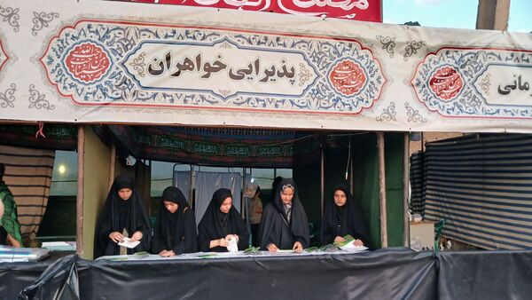 دانش‌آموزان با عشق در موکب امام حسین (ع) پذیرای زائران شدند