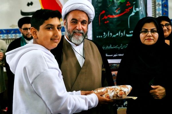 اقامه نمازجمعه با حضور فرهنگیان و دانش‌آموزان در گلوگاه